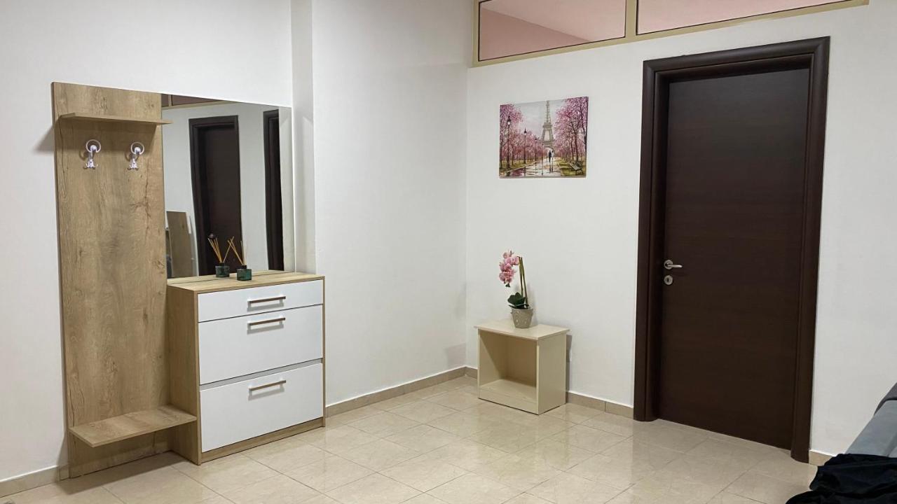 Ona'S Apartments Lushnjë Buitenkant foto