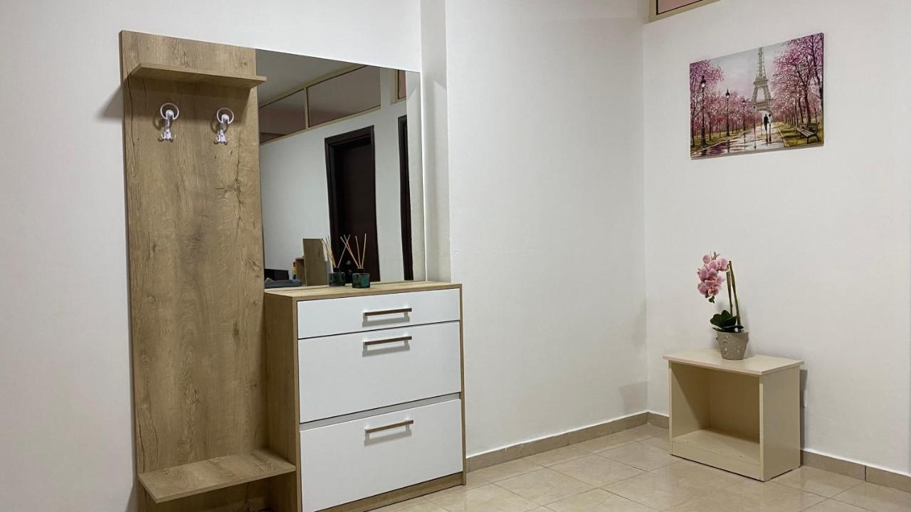 Ona'S Apartments Lushnjë Buitenkant foto