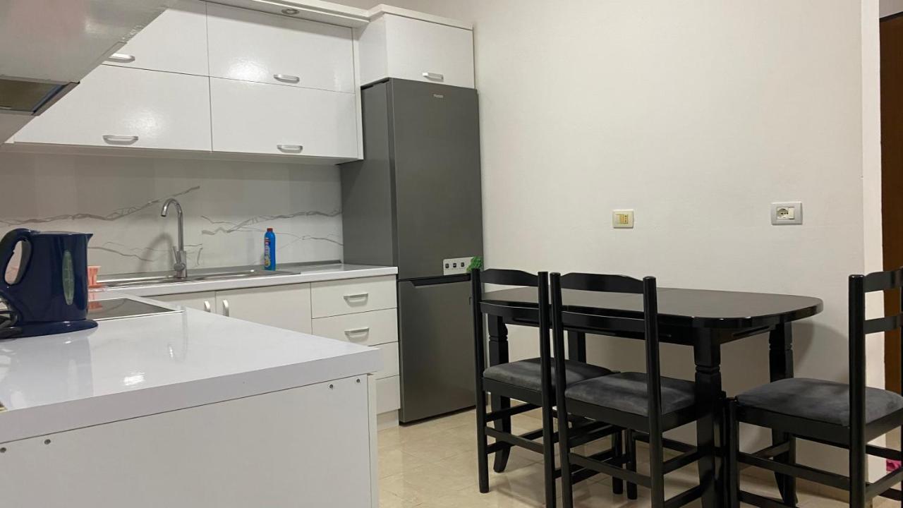 Ona'S Apartments Lushnjë Buitenkant foto